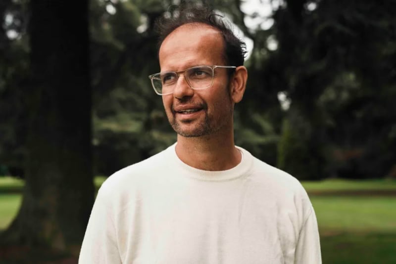Tino Sehgal in the grounds at Blenheim. Photo by Edd Horder. Courtesy of Blenheim Art Foundation.