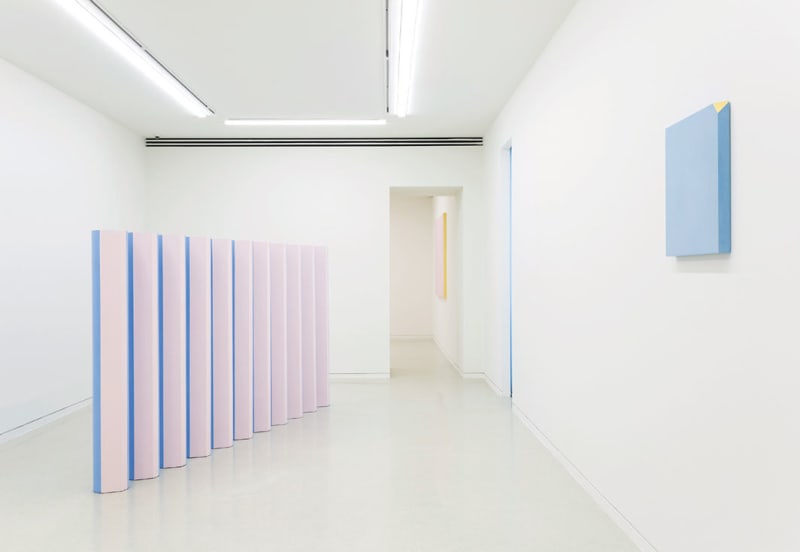 View of “Ettore Spalletti,” 2019. Background: Dittico, oro 9 (Diptych, Gold 9), 2019. From left: Vado di sole (I Go For the Sun), 2018; Ma, sì, azzurro (But, Yes, Blue), 2018.