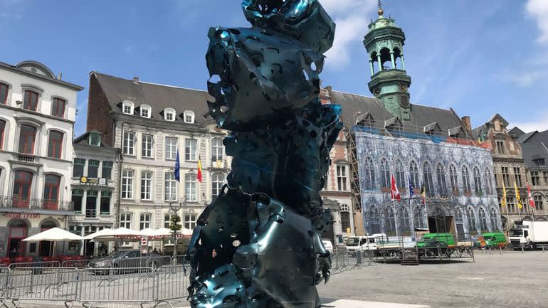 Une des trois sculptures de l'artiste Arne Quinze installées sur la grand-place de Mons. © Vinciane Votron