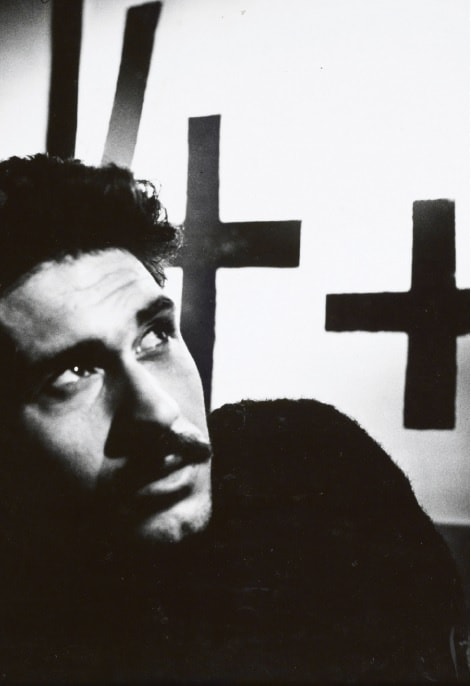 Jannis Kounellis, 1960, Fotografia di Plinio De Martiis, © Su Concessione del Ministero della Cultura, Archivio di Stato di Latina, Fondo galleria d’arte “La Tartaruga”, 74 [91]⁠