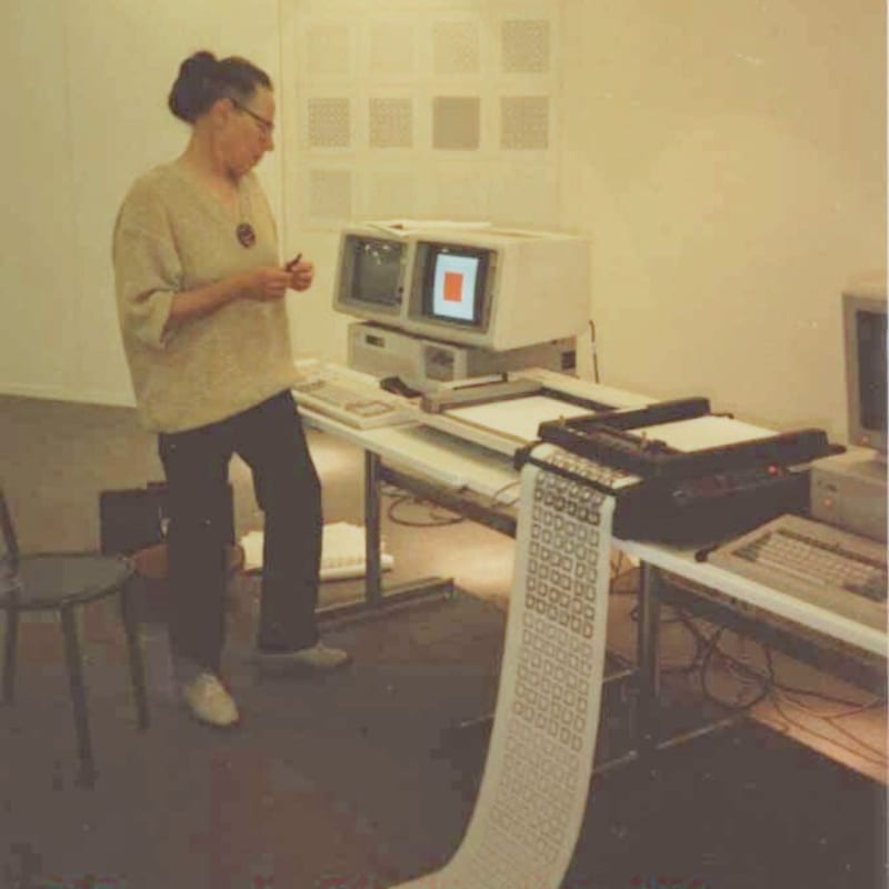 Vera Molnar à Rennes en 1988 à l'occasion du Festival des Art Electroniques - © Archives/Succession Vera Molnar