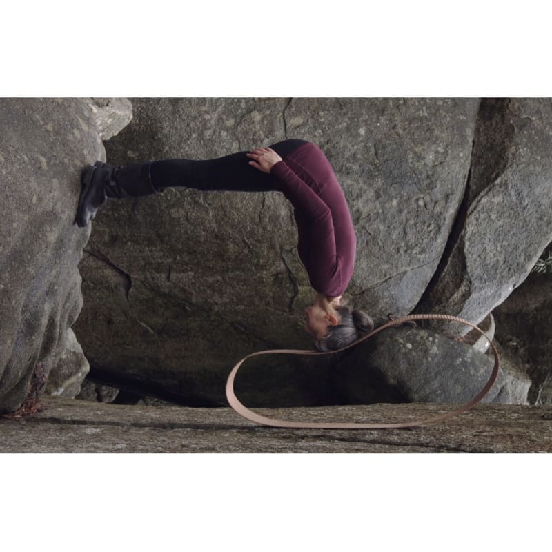 Simone Slee, Rocks happy to help: hold up, hold down, 2017, video still from UHD video sculpture