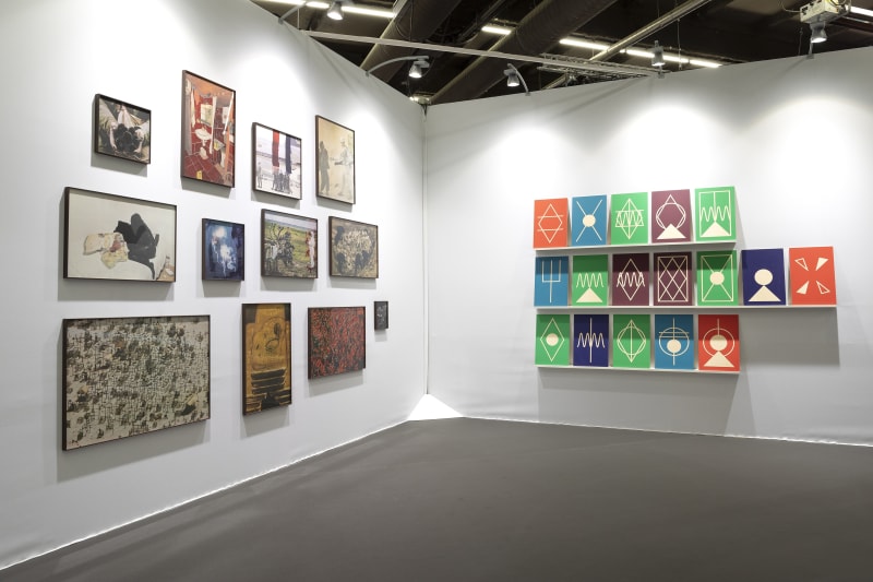 Vue du stand de TCHIKEBE à la Dijon Art Fair avec les œuvres orignales de Jean-Luc Moulène et Julien Prévieux