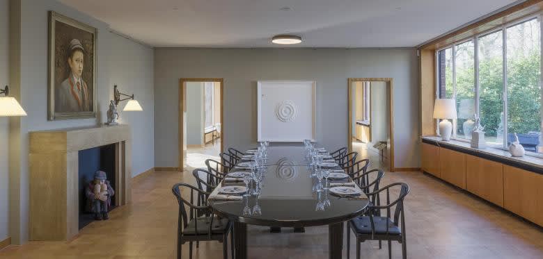 Artnet reports on Elmgreen & Dragset’s exhibition Die Zugezogenen at Kunstmuseen Krefeld