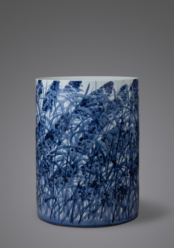 Bai Ming 白 明 Dancing Silk《綢舞》, 2017 Porcelain, underglaze blue, iron oxide 瓷、青花、氧化鐵 49 x 44 (Dia.)cm