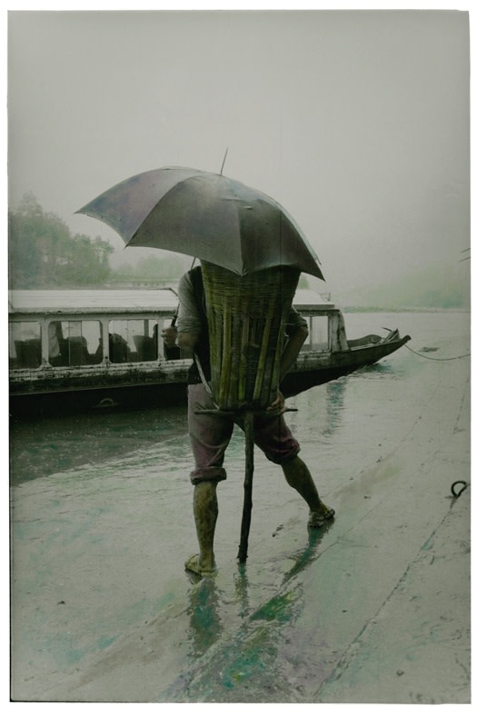齐鸿 《雨中的背夫》 Qi Hong Backpacker in the Rain 1994
