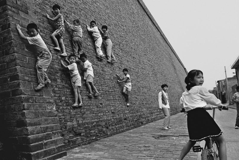 胡武功 Hu Wugong，爬城墙的孩子Children Climbing the City Wall，1996，数字微喷 Inkjet Print，30×20.16cm