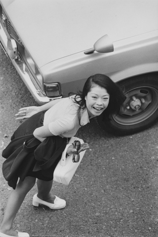 深濑昌久，选自“洋子：透过窗户”系列，1973。© 深濑昌久档案馆