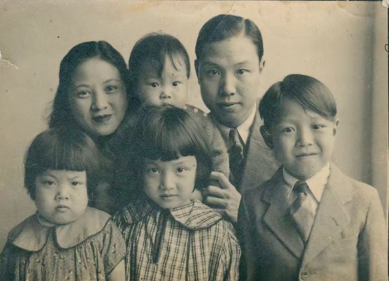 骆伯年与家人合影，1937年。明胶卤化银，15 x 11 厘米。图片鸣谢骆伯年艺术基金会 Group Photo of Luo Bonian and His Family, 1937. Gelatin Silver Print, 15 x 11 cm. Image courtesy of the Luo Bonian Art Foundation.