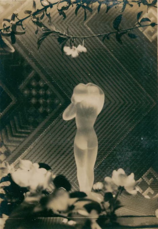 骆伯年，《汲瓮》，1932年。明胶卤化银，24.5 x 18.8 厘米 （收录于1934年9月《中华摄影杂志》）。图片鸣谢骆伯年艺术基金会和三影堂+3画廊 Luo Bonian, Drawing Water from a Well, 1932. Gelatin silver print, 8.2 x 5.9 cm. Courtesy of Luo Bonian Art Foundation and Three Shadows +3 Gallery.