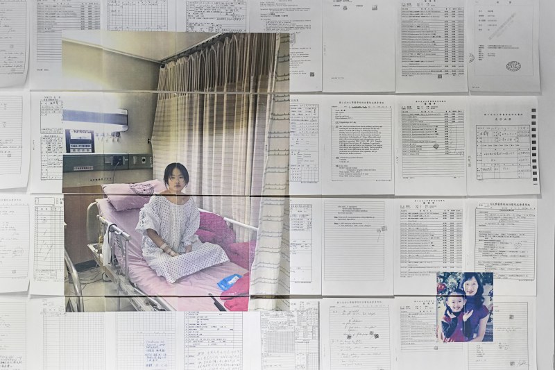 杨佳馨，《08773545》，2025，纸、相片纸、压克力、大头钉，依场地而定 Chia-Shin YANG, 08773545, 2025, Paper, Photo paper, Acrylic, Push pins, Dimensions variable