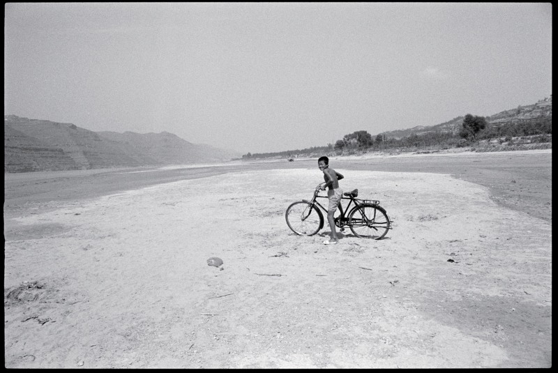 《骑单车的少年，黄河河滩》 Boy with Bicycle, Yellow River Shoal 1998