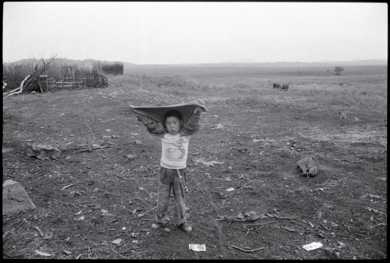 《遮雨的男孩，河北》 Boy Sheiding Himself from the Rain, Hebei 1997