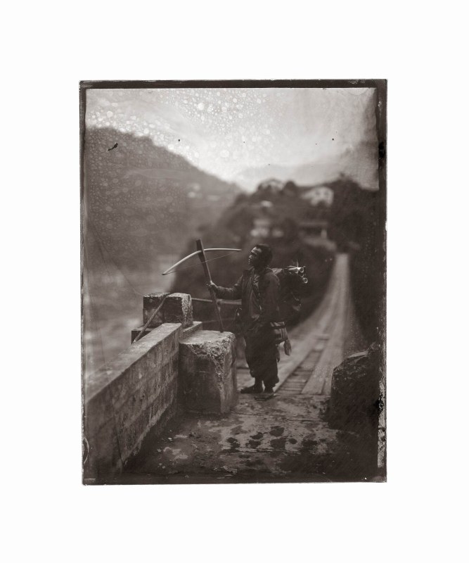 《施底村拿弓弩的沙义海》 Sha Yihai with his crossbow, Shi Di Village 2010