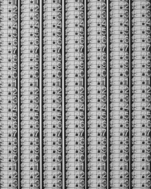 《河原温的钟所拍照片的局部》 Excerpt Of Prints From Kawara’s Clock 2015