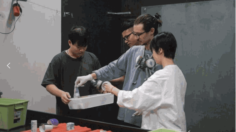 澳大利亚艺术家Kai和工作坊学员 Autralian artsit Kai and hydrographic workshop students