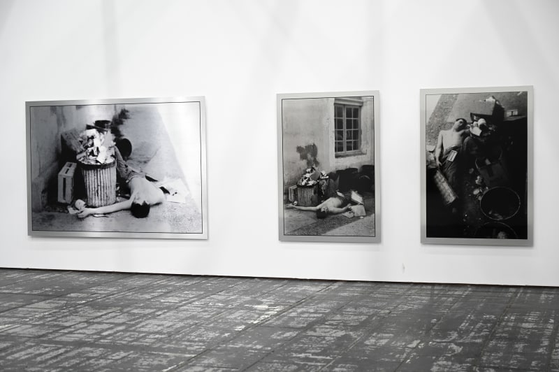 Installation View: BERNAR VENET. 1961 – 2021 | Kunsthalle Berlin – Flughafen Tempelhof. Photo: Daniel Biskup, Courtesy: Stiftung für Kunst und Kultur Bonn ©Bernar Venet, ADAGP 2022
