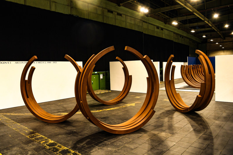Installation View: BERNAR VENET. 1961 – 2021 | Kunsthalle Berlin – Flughafen Tempelhof. Photo: Daniel Biskup, Courtesy: Stiftung für Kunst und Kultur Bonn ©Bernar Venet, ADAGP 2022