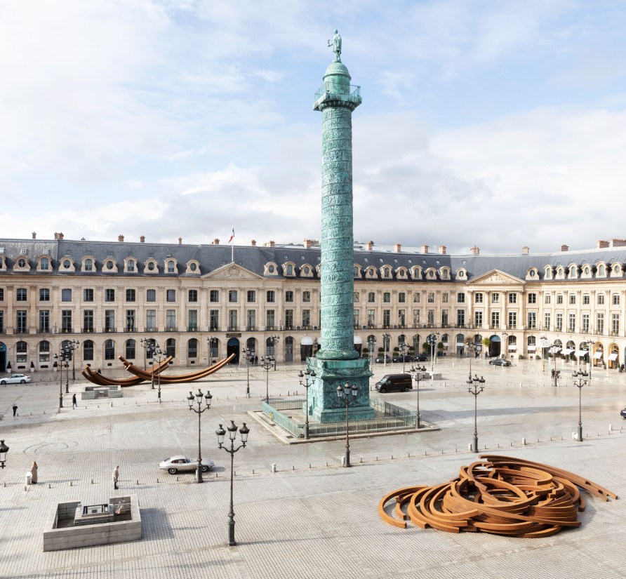 Vue de l’installation 'La Parabole de l’Histoire' par Bernar Venet. Commissariat : Jérôme Sans. Photo: Tanguy Beurdeley. ©VENET/ADAGP, Paris, 2023....