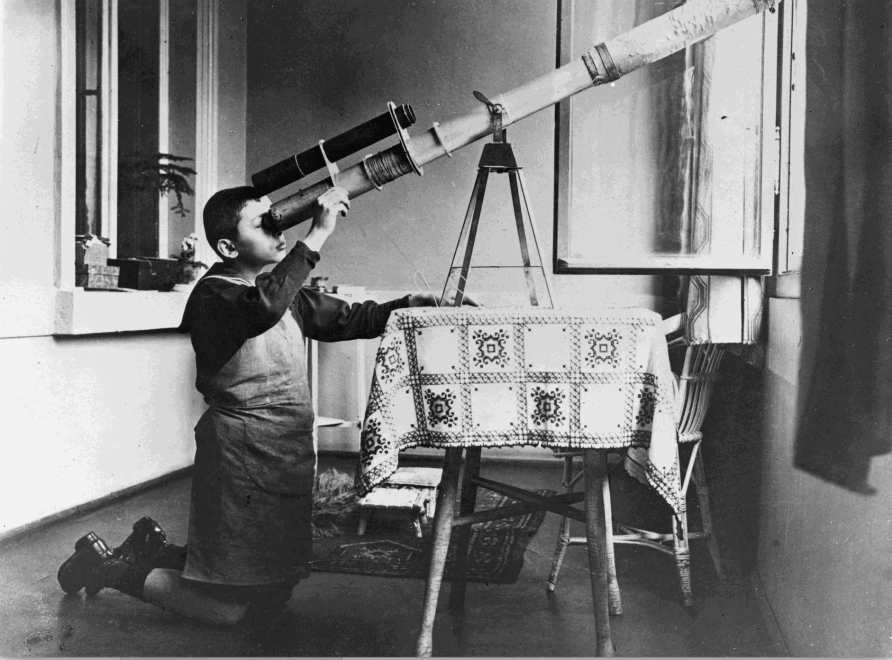 <p><em>Hans Hartung observing the sky with his telescope, Dresden, Germany</em>, 1918. Photographer unknown. Courtesy Fondation Hartung-Bergman</p>