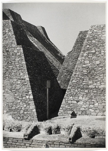 <strong>Josef Albers</strong>, <em>Untitled (Tenayuca, Mexico) (JAAF 1976.7.452)</em>, 1937