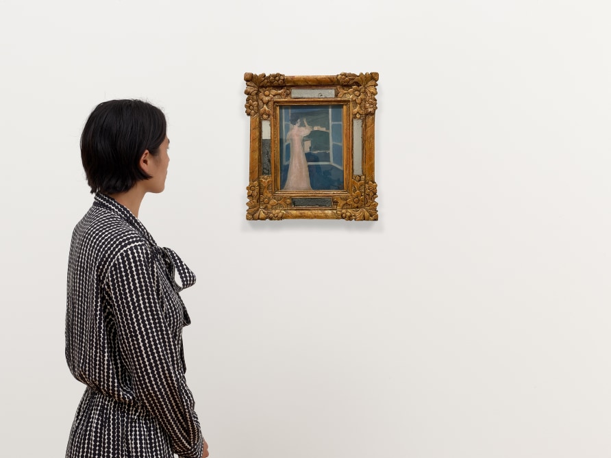Devant la fenêtre bleue