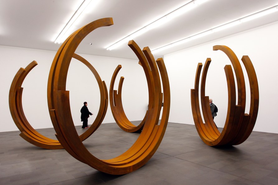 Arcs in Disorder: 4 Arcs x 5, 2007 Cor-ten steel 410 x 415 x 90 cm, each; installation footprint varies Exhibition: Museum Küppersmühle für Moderne Kunst, Duisburg, Germany, 2007 Photo credit: Georg Lukas © Bernar Venet