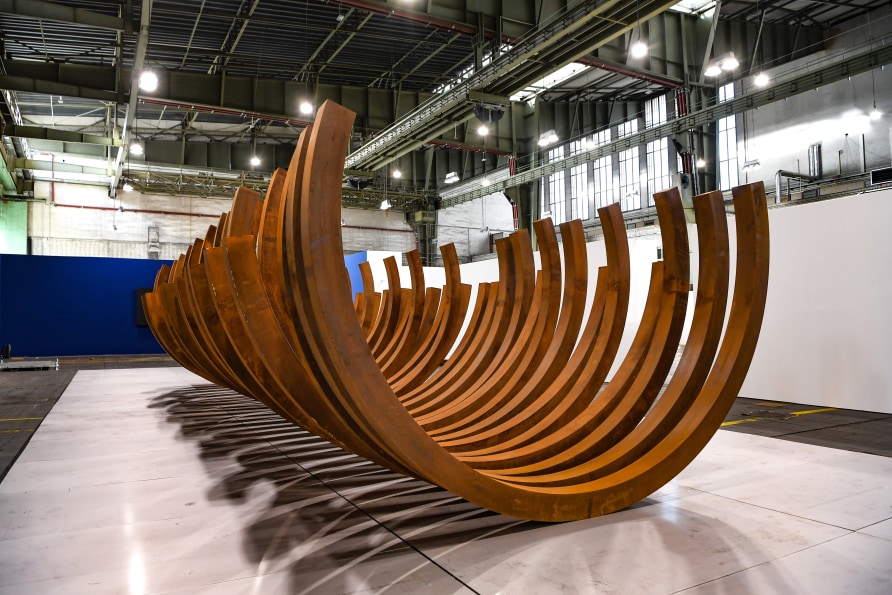 Installation View: BERNAR VENET. 1961 – 2021 | Kunsthalle Berlin – Flughafen Tempelhof. Photo: Daniel Biskup, Courtesy: Stiftung für Kunst und Kultur Bonn ©Bernar Venet, ADAGP 2022