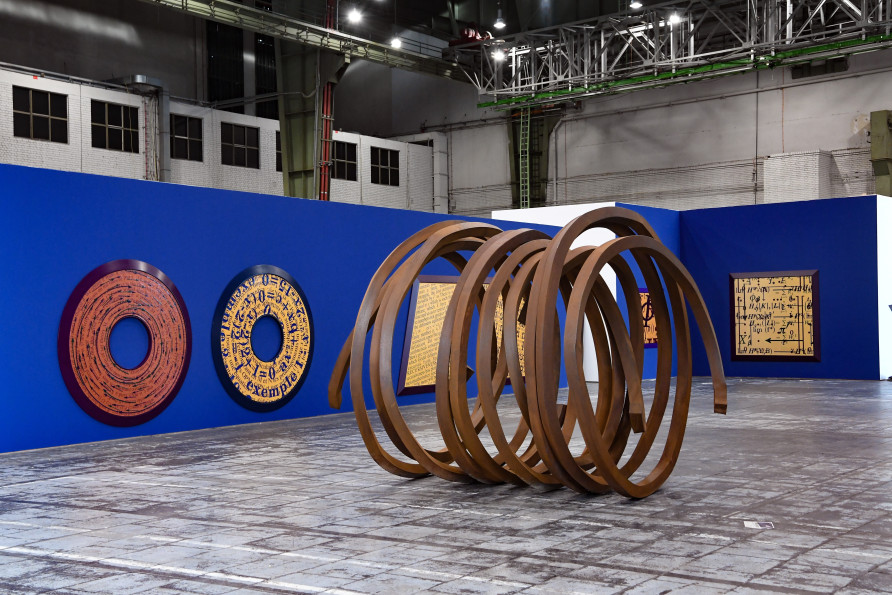 Installation View: BERNAR VENET. 1961 – 2021 | Kunsthalle Berlin – Flughafen Tempelhof. Photo: Daniel Biskup, Courtesy: Stiftung für Kunst und Kultur Bonn ©Bernar Venet, ADAGP 2022