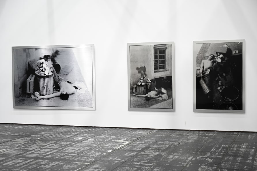 Installation View: BERNAR VENET. 1961 – 2021 | Kunsthalle Berlin – Flughafen Tempelhof. Photo: Daniel Biskup, Courtesy: Stiftung für Kunst und Kultur Bonn ©Bernar Venet, ADAGP 2022