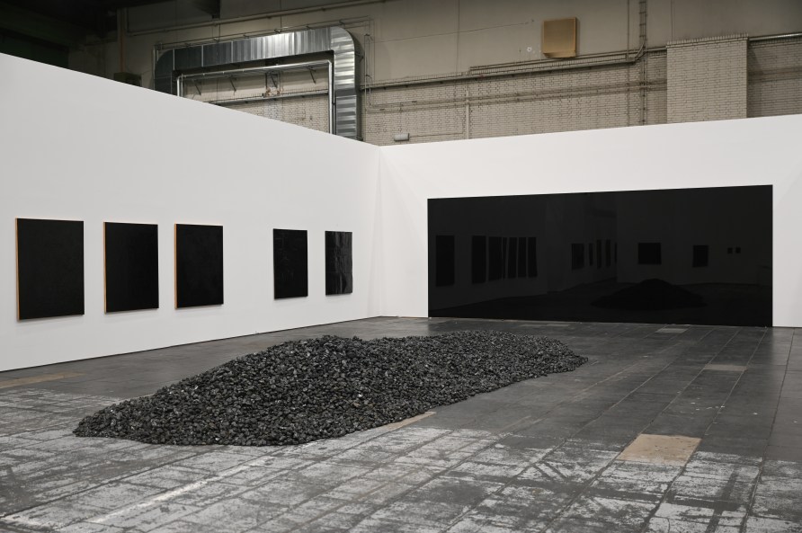 Installation View: BERNAR VENET. 1961 – 2021 | Kunsthalle Berlin – Flughafen Tempelhof. Photo: Daniel Biskup, Courtesy: Stiftung für Kunst und Kultur Bonn ©Bernar Venet, ADAGP 2022