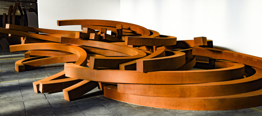 Installation View: BERNAR VENET. 1961 – 2021 | Kunsthalle Berlin – Flughafen Tempelhof. Photo: Daniel Biskup, Courtesy: Stiftung für Kunst und Kultur Bonn ©Bernar Venet, ADAGP 2022