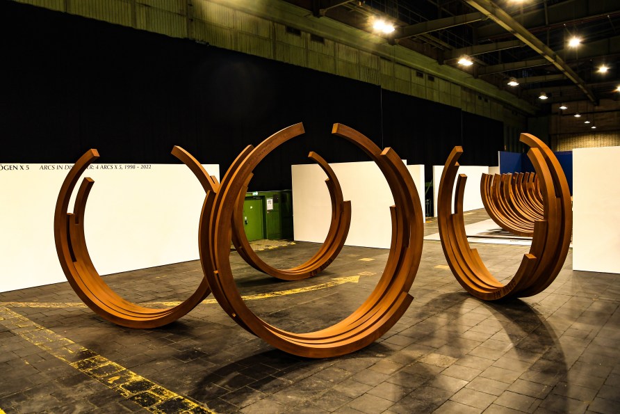 Installation View: BERNAR VENET. 1961 – 2021 | Kunsthalle Berlin – Flughafen Tempelhof. Photo: Daniel Biskup, Courtesy: Stiftung für Kunst und Kultur Bonn ©Bernar Venet, ADAGP 2022