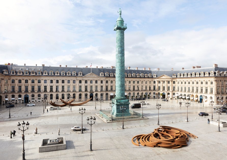 Vue de l’installation 'La Parabole de l’Histoire' par Bernar Venet. Commissariat : Jérôme Sans. Photo: Tanguy Beurdeley. ©VENET/ADAGP, Paris, 2023....