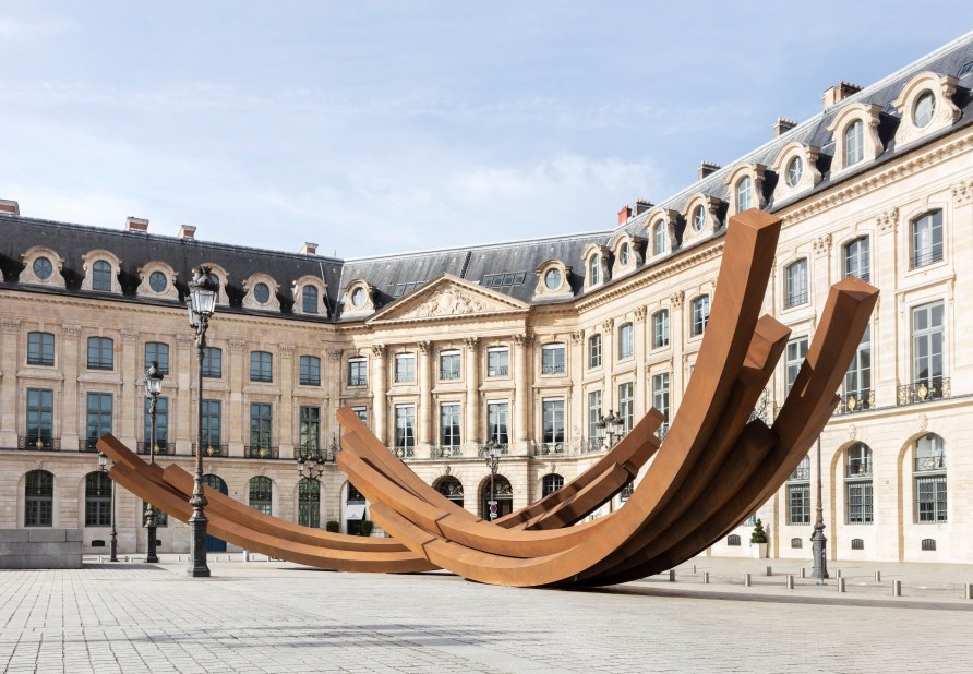 Vue de l’installation 'La Parabole de l’Histoire' par Bernar Venet. Commissariat : Jérôme Sans. Photo: Tanguy Beurdeley. ©VENET/ADAGP, Paris, 2023....