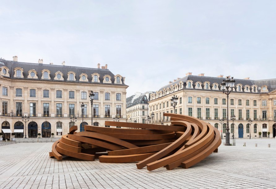 Vue de l’installation 'La Parabole de l’Histoire' par Bernar Venet. Commissariat : Jérôme Sans. Photo: Tanguy Beurdeley. ©VENET/ADAGP, Paris, 2023....