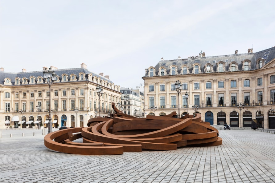 Vue de l’installation 'La Parabole de l’Histoire' par Bernar Venet. Commissariat : Jérôme Sans. Photo: Tanguy Beurdeley. ©VENET/ADAGP, Paris, 2023....