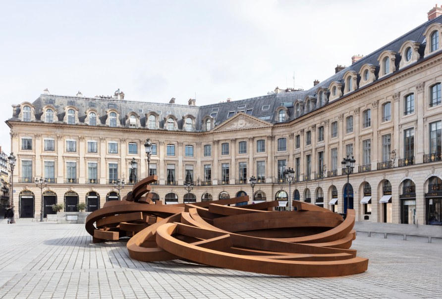 Vue de l’installation 'La Parabole de l’Histoire' par Bernar Venet. Commissariat : Jérôme Sans. Photo: Tanguy Beurdeley. ©VENET/ADAGP, Paris, 2023....
