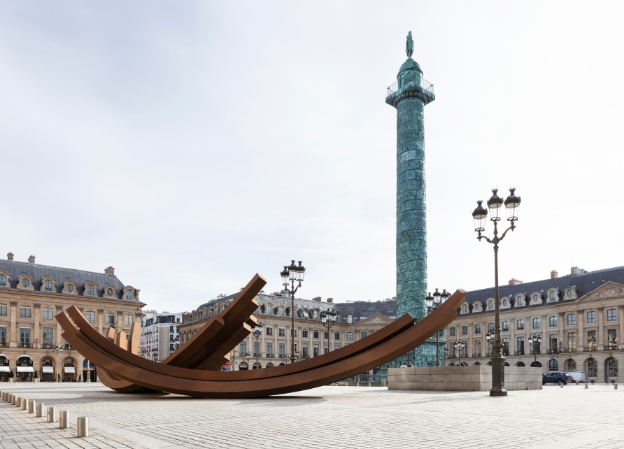 Vue de l’installation 'La Parabole de l’Histoire' par Bernar Venet. Commissariat : Jérôme Sans. Photo: Tanguy Beurdeley. ©VENET/ADAGP, Paris, 2023....