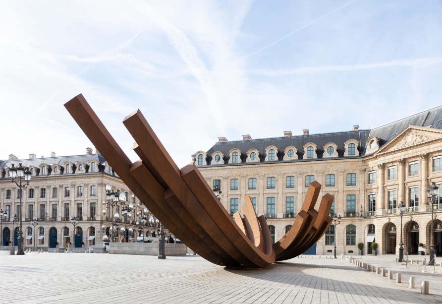Vue de l’installation 'La Parabole de l’Histoire' par Bernar Venet. Commissariat : Jérôme Sans. Photo: Tanguy Beurdeley. ©VENET/ADAGP, Paris, 2023....