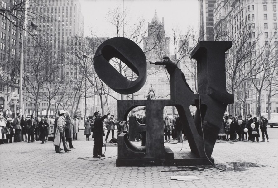 Installation of Indiana’s 12 foot LOVE (Cor-Ten steel) (1966-1970) at Fifth Avenue and 60th Street, New York, November 1971. Photo: Eliot Elisofon. Eliot Elisofon Papers and Photography Collection, 1930-1988, undated [bulk 1942-1973]. The University of Texas at Austin, Harry Ransom Center. Artwork: Morgan Art Foundation Ltd./Artists Rights Society (ARS), NY