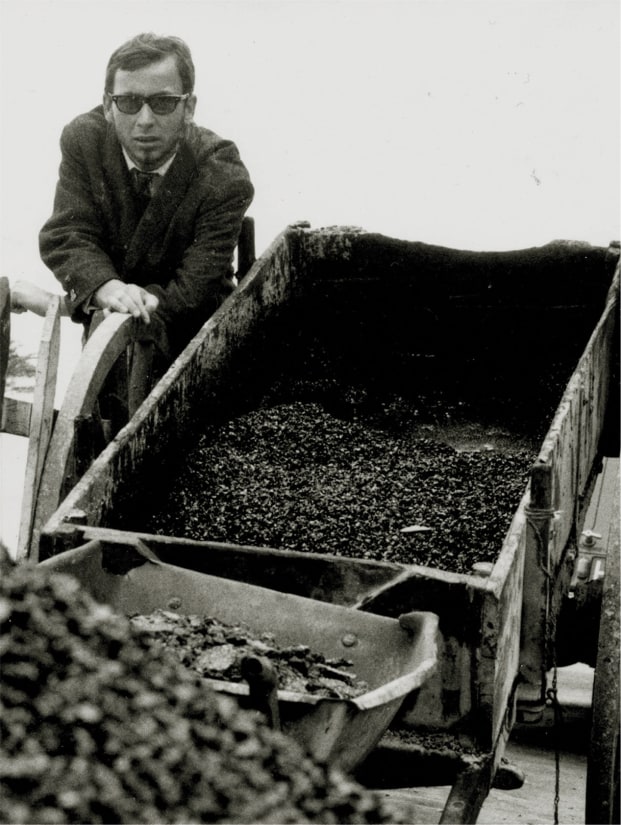 Bernar Venet in front of a pile of coal mixed with tar / Avenue Albert 1er, Nice, 1963. Photo: Philippe Bompuis ©Bernar Venet, ADAGP Paris, 2024