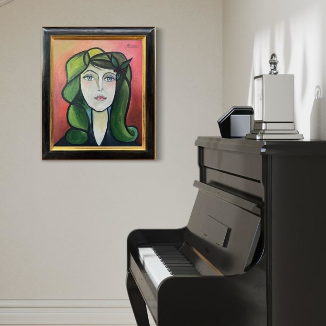 Size M | Portrait of a woman with green hair
