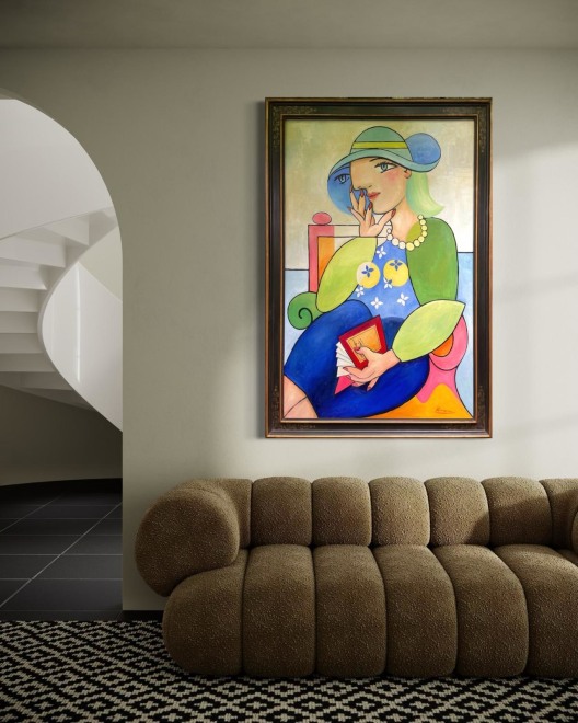 Size XXL | Seated woman reading a book