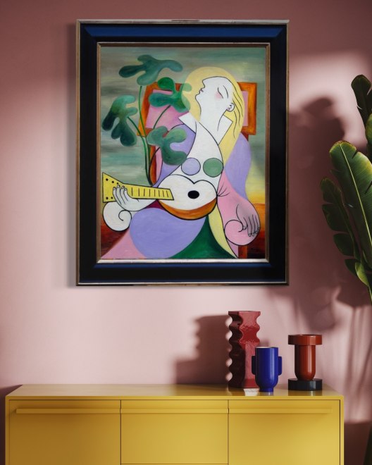 Size L | Seated woman with guitar