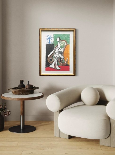 Size L | Woman in a chair