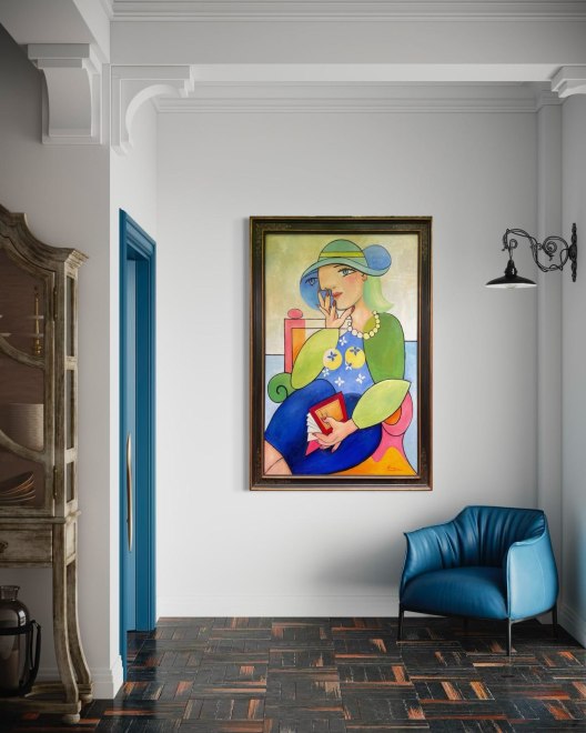 Size XXL | Seated woman reading a book