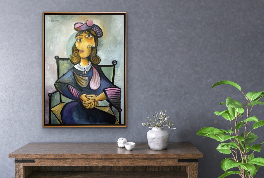 Size M | Seated woman in a pink baret | Edition of 10