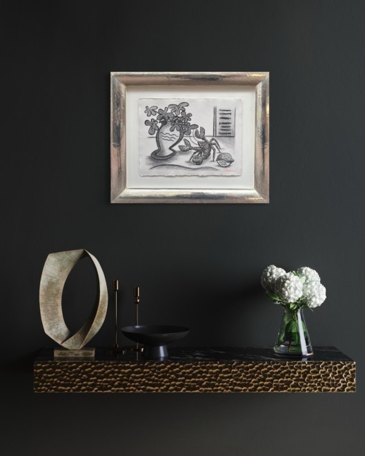 Size S | Vase with leaves, lobster and lemon in front of window 