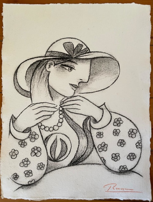 Size M | Woman putting on her necklace 